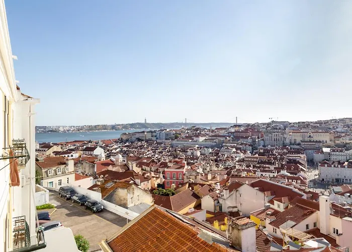 Joivy Marvelous 3-Bed Home With Astonishing View And Terrace, Nearby St George Castle